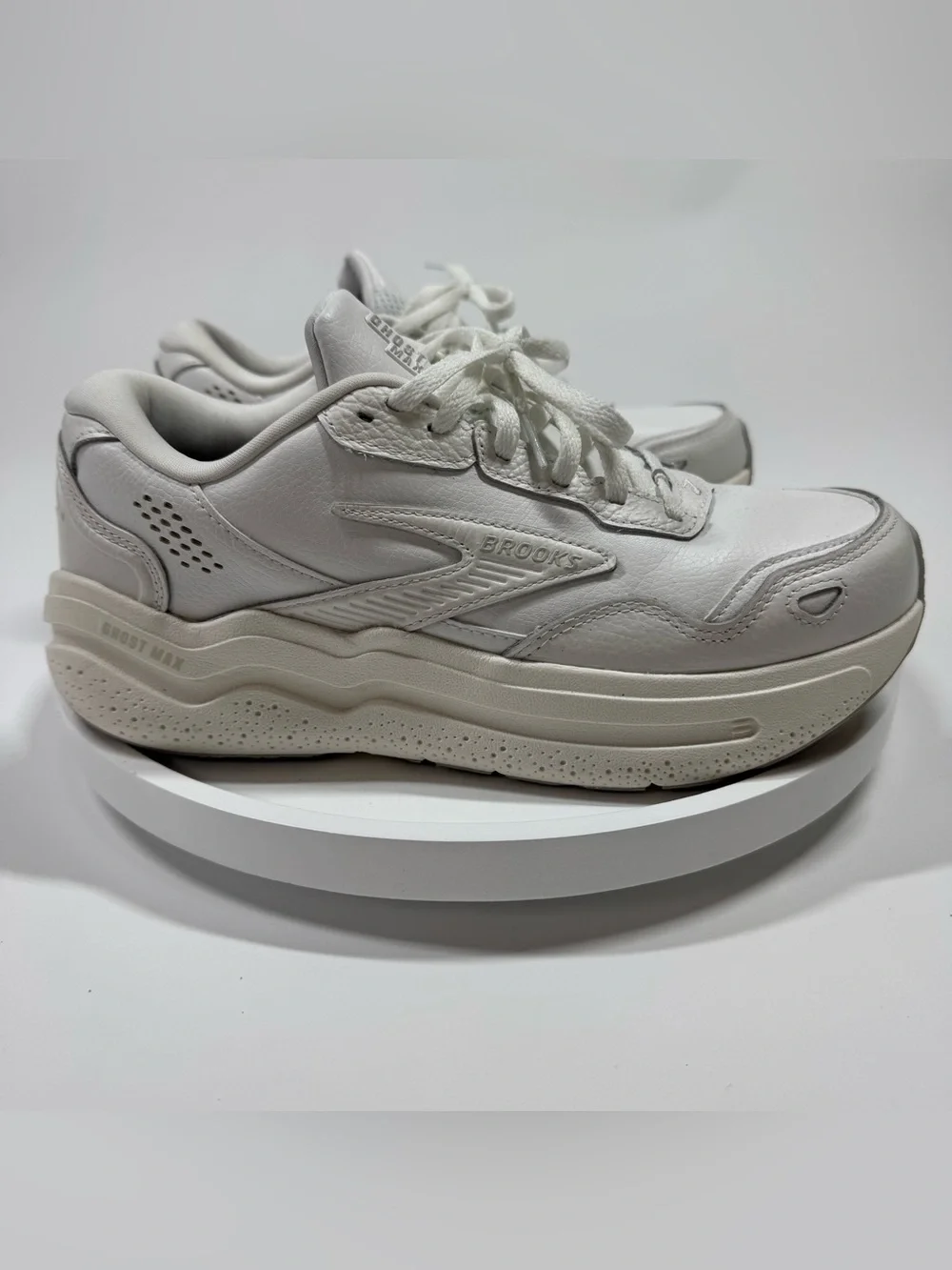 Brooks Ghost Max 2 Leather Womens Sz 9 Walking Shoes (B Standard) (142) White